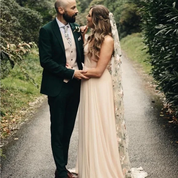 Embroidered Veil - Pink Rose on White Tulle - 118inches - Picture 3 of 12